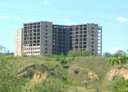 В Камышине "недострой" на дамбе заметно "похудел"  - разборка здания продолжается