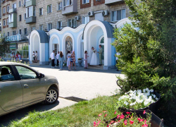В Камышине из-за сильной жары невесты приезжают в загс с вентиляторами и электровеерами