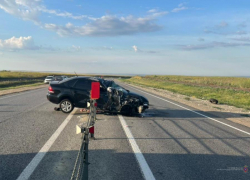 Под Камышином молодой водитель на рассвете врезался в троссовое разделение дороги и перевернулся