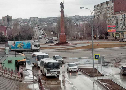Предлагаю вернуть клумбу из цветов к памятнику Солунскому вместо нынешней травы, - камышанка
