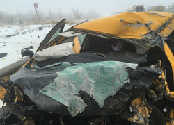 Водитель автомобиля с чеченскими номерами погиб на трассе под Камышином при обгоне фуры: пассажир в тяжелом состоянии госпитализирован