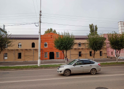 Камышане отметили "прорисовку" входной группы на реконструируемом здании бани на улице Пролетарской