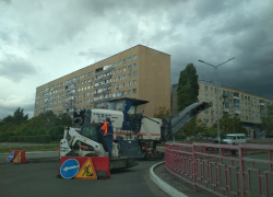 В Камышине начали снимать старый асфальт с улицы Ленина