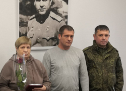 В Камышине ордена передали родным погибших капитана, рядовых и ефрейтора, медаль -  близким гвардии рядового 