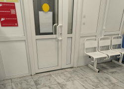 Вошла на скользкие полы в поликлинике №2 в Камышине и упала с 3-месячным ребенком на руках, - камышанка