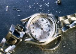 А на дне посылки для доверчивой камышанки мошенники положили разбитые негодные часы