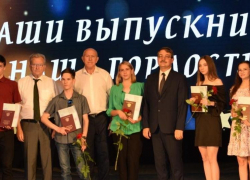 Спикер Камышинской городской думы Владимир Пономарев посетил еще одну представительскую церемонию и сфотографировался со студентами-"краснодипломниками" КТИ