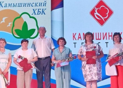 Спикер Камышинской городской думы Владимир Пономарев сфотографировался с текстильщиками на особенном празднике