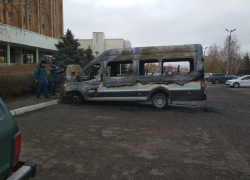 Пресс-служба ГУ МЧС по нашему региону сообщила, что в Камышине речь идет о поджоге микроавтобуса перевозчика