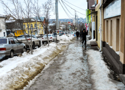 Ручьи по льду: на тротуарах по улице Пролетарской в Камышине передвигаться невозможно