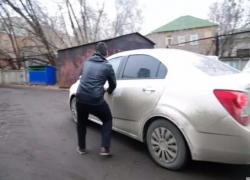30-летний житель Камышина сбежал из исправительного учреждения, ударил пенсионера и угнал его автомобиль
