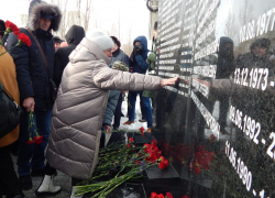 Камышин первым из малых городов России 24 февраля открыл памятный знак погибшим в СВО бойцам