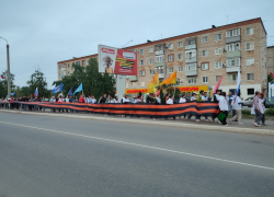 В Камышине по городу проплывает 30-метровая Георгиевская лента в молодежном шествии, начинается митинг