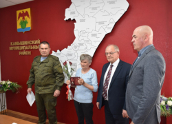 В администрации Камышинского района торжественно передали маме погибшего героя СВО Романа Кондратюка орден сына