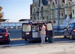 Гуляющим по набережной камышанам власти города обещали кафе, но пока дело дошло только до автокафе