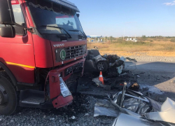 Три молодых человека разбились насмерть в "Ладе Калине", врезавшейся в грузовик "Вольво"