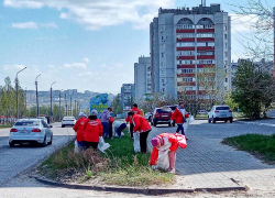 В Камышине центр городского субботника в этом году организовали в 5-м микрорайоне, в уборку включились молодежь и ветераны 