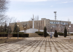 В Камышине начали реставрацию Стены памяти у здания администрации