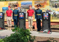 В Камышине залпы оружейного салюта прозвучали в день открытия памятных плит в честь трех Героев России, чьи имена навсегда связаны с нашим городом