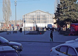 В Камышине здание бывшего кинотеатра "Победа" накрыли "саркофагом" от снега
