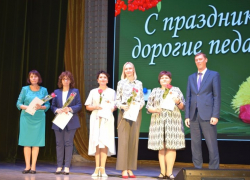 Кого из педагогов Камышина назвали лауреатами премии главы, и кому вручили ключи от квартир по случаю прошедшего профессионального праздника