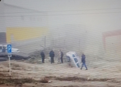 В Камышине, в 5-м микрорайоне автомобиль "ухнул" в песчаный котлован без водителя (ВИДЕО)