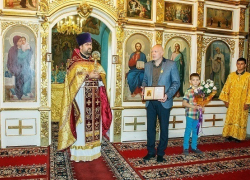 Камышинского доктора Игоря Капустина в День города наградили не в офисе, а в храме