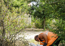 "Оранжевые жилеты" собирают неподъемными мешками мусор с "задворок" парка Текстильщиков в Камышине