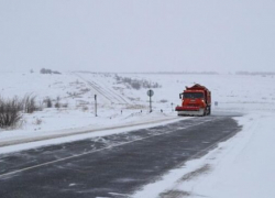Автобусы, легковушки и грузовики пустили по волгоградской и саратовской трассе через Камышинский район после снегопада