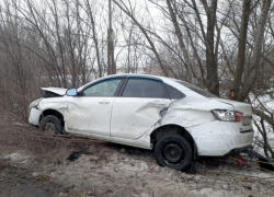 "Лада Калина" на свободной дороге "выдавила" с трассы "Ладу Веста": женщина-водитель попала к хирургам 