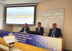 Спикер Камышинской городской думы Владимир Пономарев прибыл открывать лаборатории в институте, но красную ленточку  разрезал другой гость