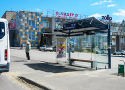 Какой-то "бродячий" цирк наляпал свою рекламу на "умную" остановку в Камышине - прощать "гастролерам" такое очень неумно! - камышанка