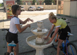 В Камышине прохожие весь день в жару "осушают" единственный питьевой фонтанчик в городе