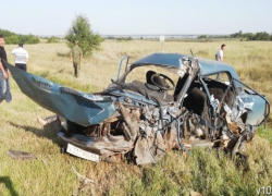 В страшном лобовом столкновении в Калачевском районе погибли супруги и пострадали их дочь и внук