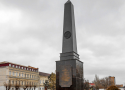На площади Павших борцов в Камышине поднялась стела "Рубеж Сталинградской доблести"