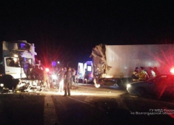 По пути в Камышин в День ВДВ столкнулись два большегруза: один из водителей погиб на месте