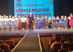 Председатель Камышинской городской думы Владимир Пономарев прибыл приветствовать в политическом ключе возрастных моделей на подиуме 