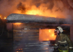 В селах Камышинского района сгорели хозпостройка и баня