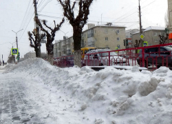 Камышане после метели предлагают начать вывозить снег с городских улиц, чиновники и депутаты изумленно "переглядываются"... (ВИДЕО)