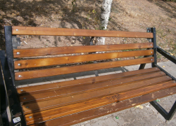 В Камышине на скамейках в бухте отваливаются спинки – кто должен их прикручивать?