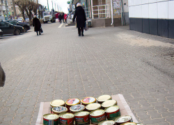 В Камышине на центральной улице Ленина торгуют странной красной икрой по 200 рублей за банку, а Роспотребнадзор где? - камышанка