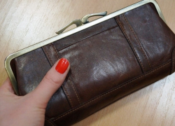 "Очаровательная" негодяйка сумела снять деньги  с банковской карты, найденной в похищенном кошельке камышанки