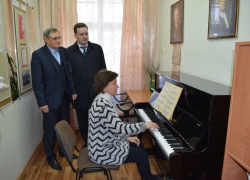 В Камышине председатель областного комитета по культуре Владимир Попков проверил, насколько хорошо "устроилось"  новое фортепьяно за полмиллиона