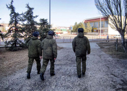 В Камышине решили отбирать на военную службу по контракту в выходные прямо у Дворца культуры "Текстильщик"