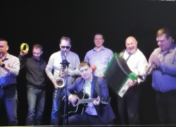 На Камышинском крановом заводе в музыкальной новелле к 8 марта сильная половина пожелала слабой больше шопинга и меньше "выноса мозгов" (ВИДЕО)