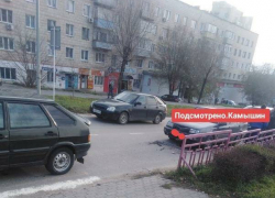 Камышане выложили в соцсетях фото с очередного ДТП на улице Некрасова