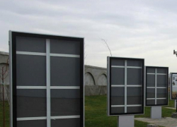 В Камышине на набережной установили витрины для демонстрации достижений города