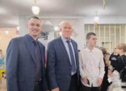 От спикера Камышинской городской думы Владимира Пономарева пришел комичный ответ об острой нехватке стульев для журналистов независимого издания в депутатском зале заседаний