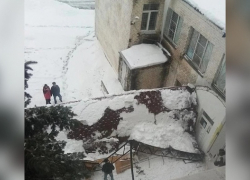 В райцентре Волгоградской области под тяжестью снега провалилась крыша над крыльцом больницы