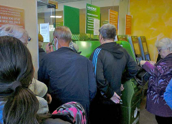 "Люди душатся в очередях за пенсиями в Сбербанке и, возможно, подхватывают заразу", - камышанка